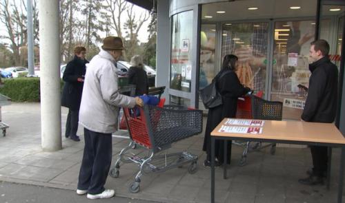 Créneau pour les seniors et distance de sécurité en magasin