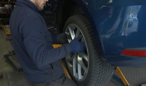 Pneus hiver: le rush dans les stations de montage