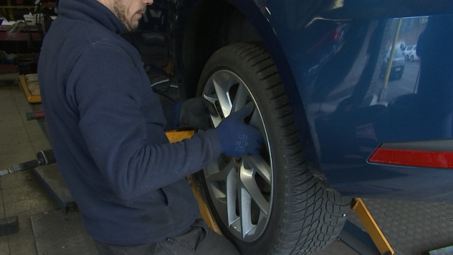 Pneus hiver: le rush dans les stations de montage