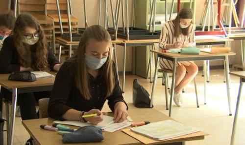Retour masqué à l'école pour les rhétos