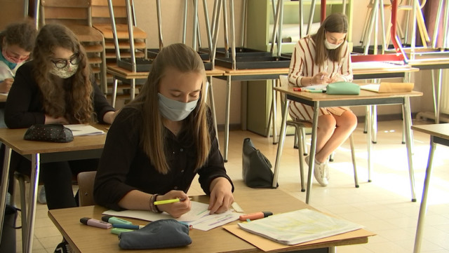 Retour masqué à l'école pour les rhétos
