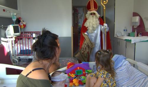 Saint Nicolas rend visite aux jeunes malades du CHRH