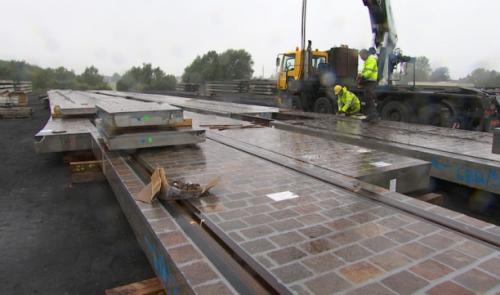 Tram : des segments de voies préfabriqués en Belgique avec des pavés liégeois.
