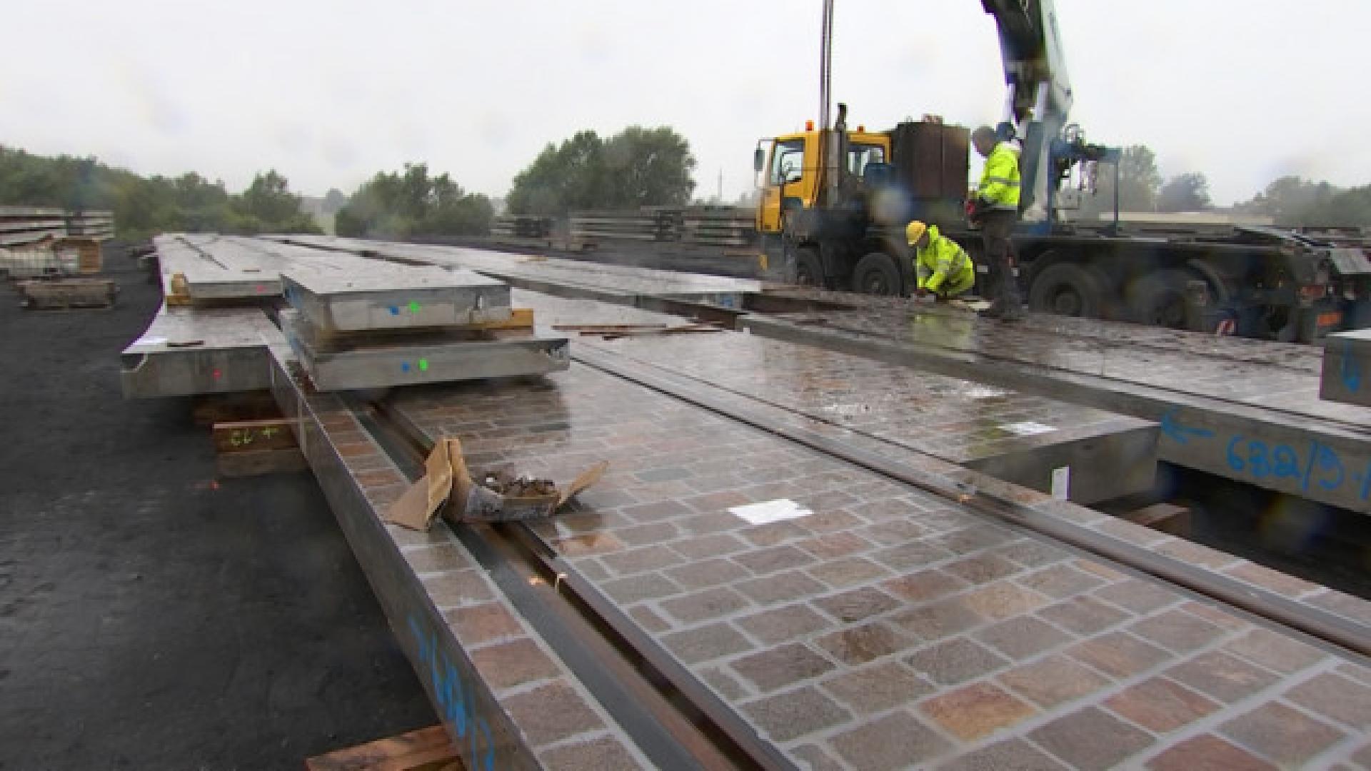 Tram : des segments de voies préfabriqués en Belgique avec des pavés liégeois.