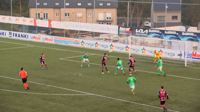 Un barrage Francs Borains face au RFC Liège