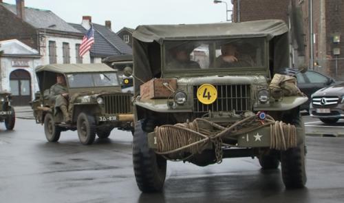 Un convoi de véhicules anciens pour commémorer la libération