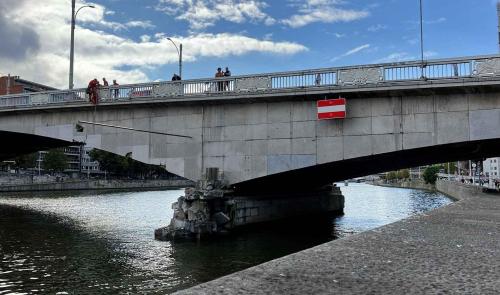 Collision entre une péniche et le pont des Arches: la stabilité n'est pas remise en cause