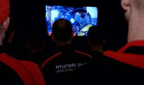 Les fans célèbrent le 1er titre mondial de Thierry Neuville