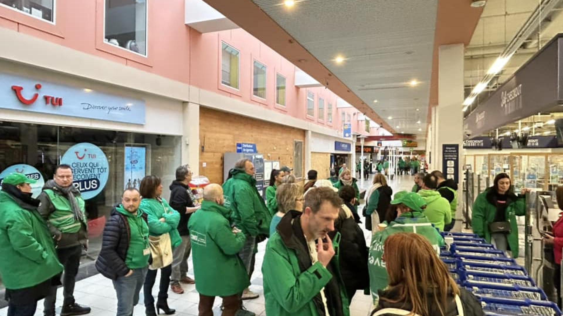 Herstal : mouvement de mauvaise humeur du personnel de l'hyper-carrefour. Impossible d'y faire ses courses