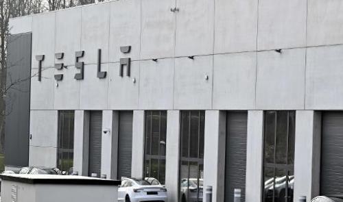 Des tags nazis et des croix gammées dessinées devant le site wallon de Tesla à Awans