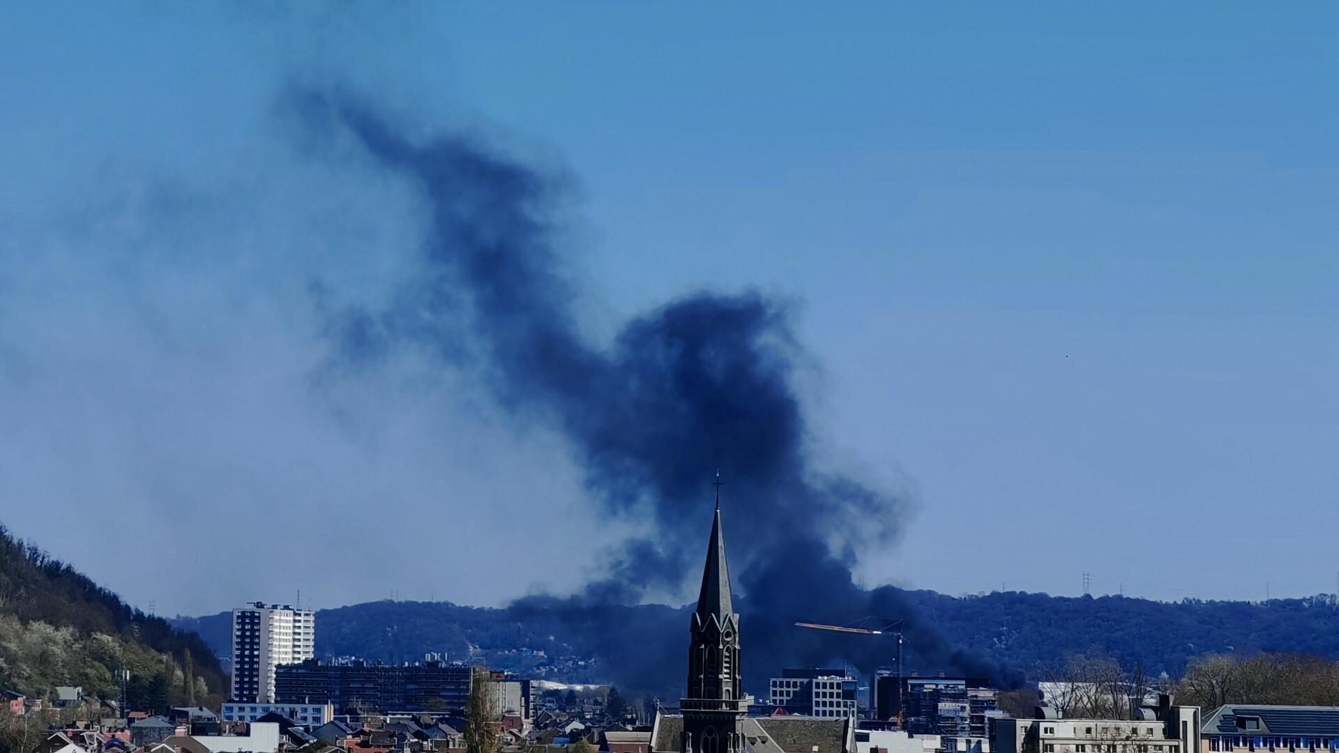 Une péniche en feu sur la Meuse à Liège