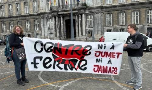 Plusieurs centaines de manifestants mobilisés contre les centres fermés à Liège et Vottem