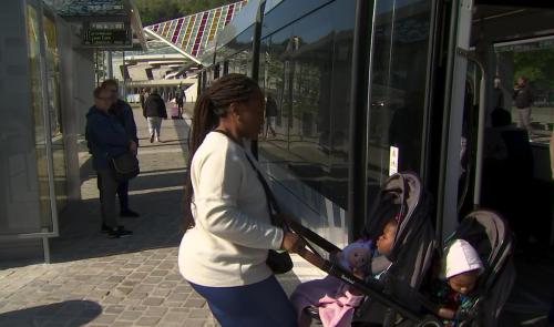 Les usagers découvrent le tram