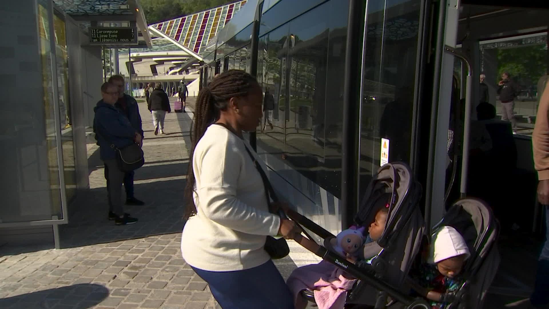 Les usagers découvrent le tram