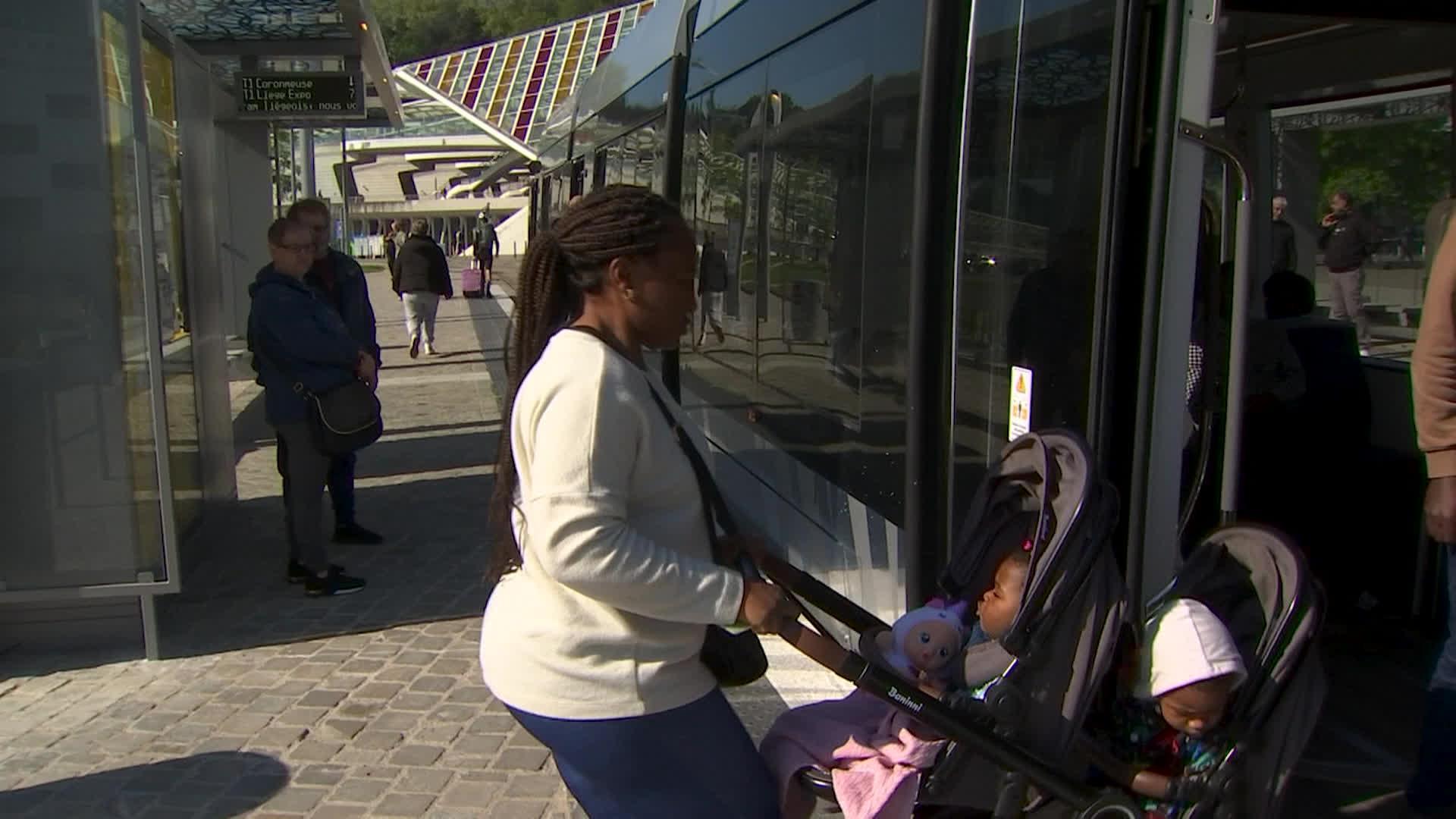 Les usagers découvrent le tram