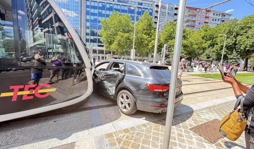 Nouvelle collision entre un tram et une voiture: la circulation a déjà repris
