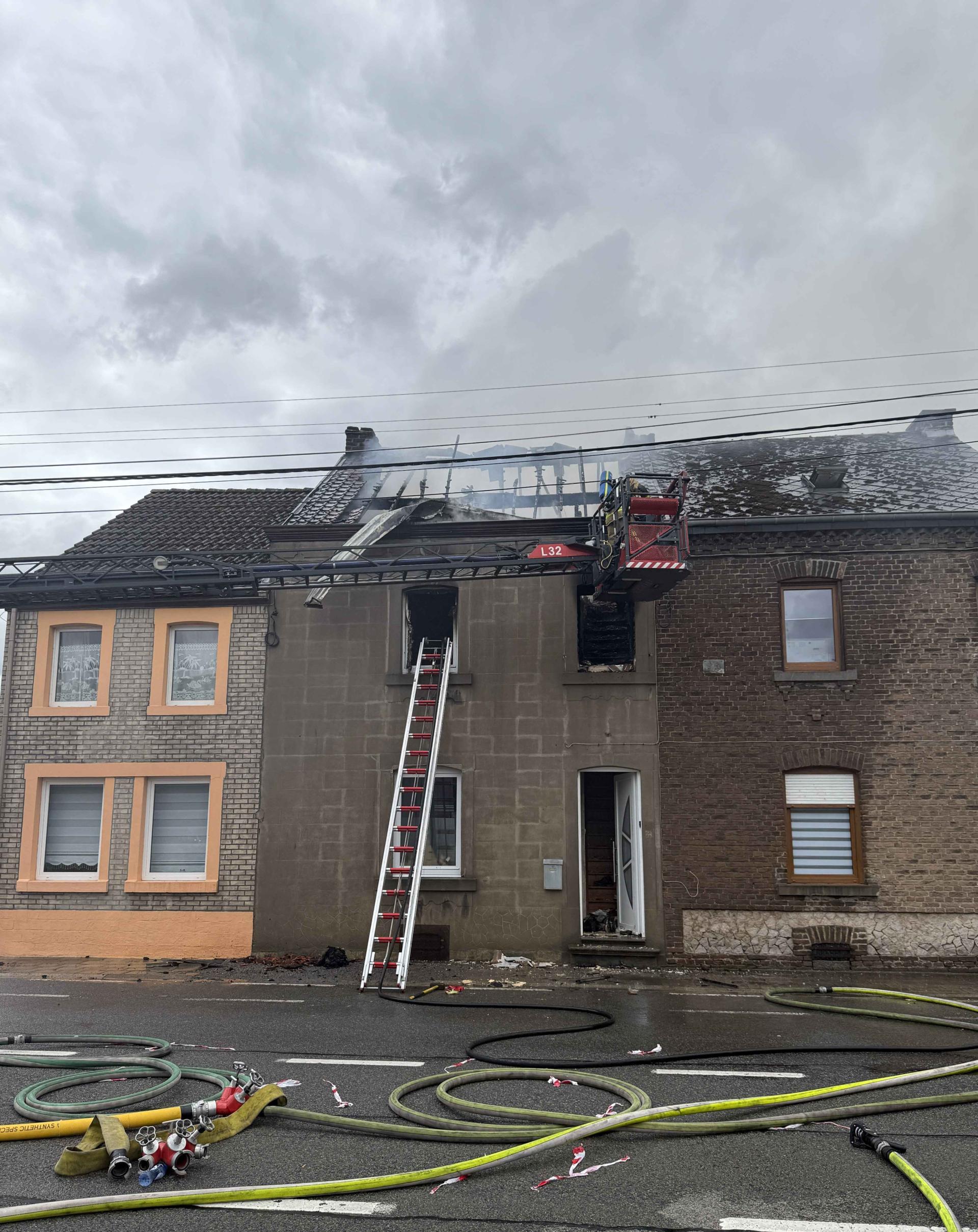 Important incendie à Gîves : deux maisons détruites, une famille nombreuse relogée d’urgence