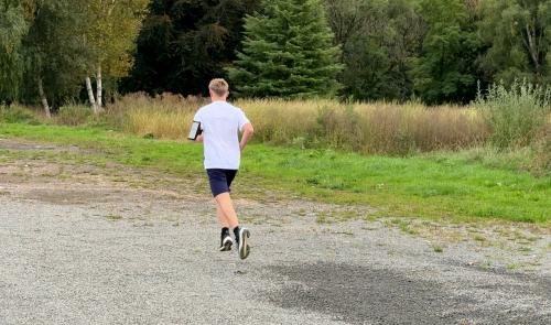 Théo, 15 ans, se prépare à courir son premier semi-marathon de l'Ourthe