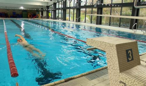 La piscine d'Embourg est rouverte, même si les travaux ne sont pas finis