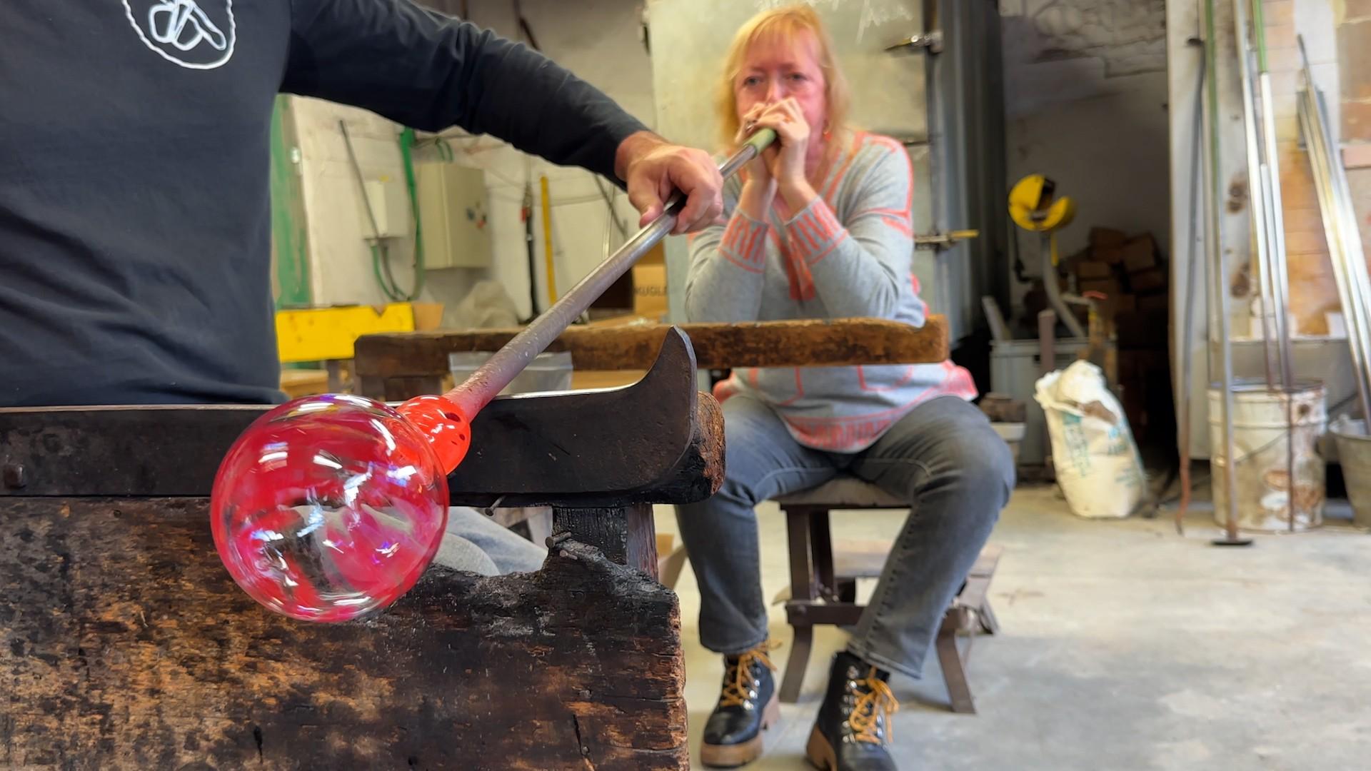 Un artisan de Crisnée propose de souffler sa propre boule de Noël
