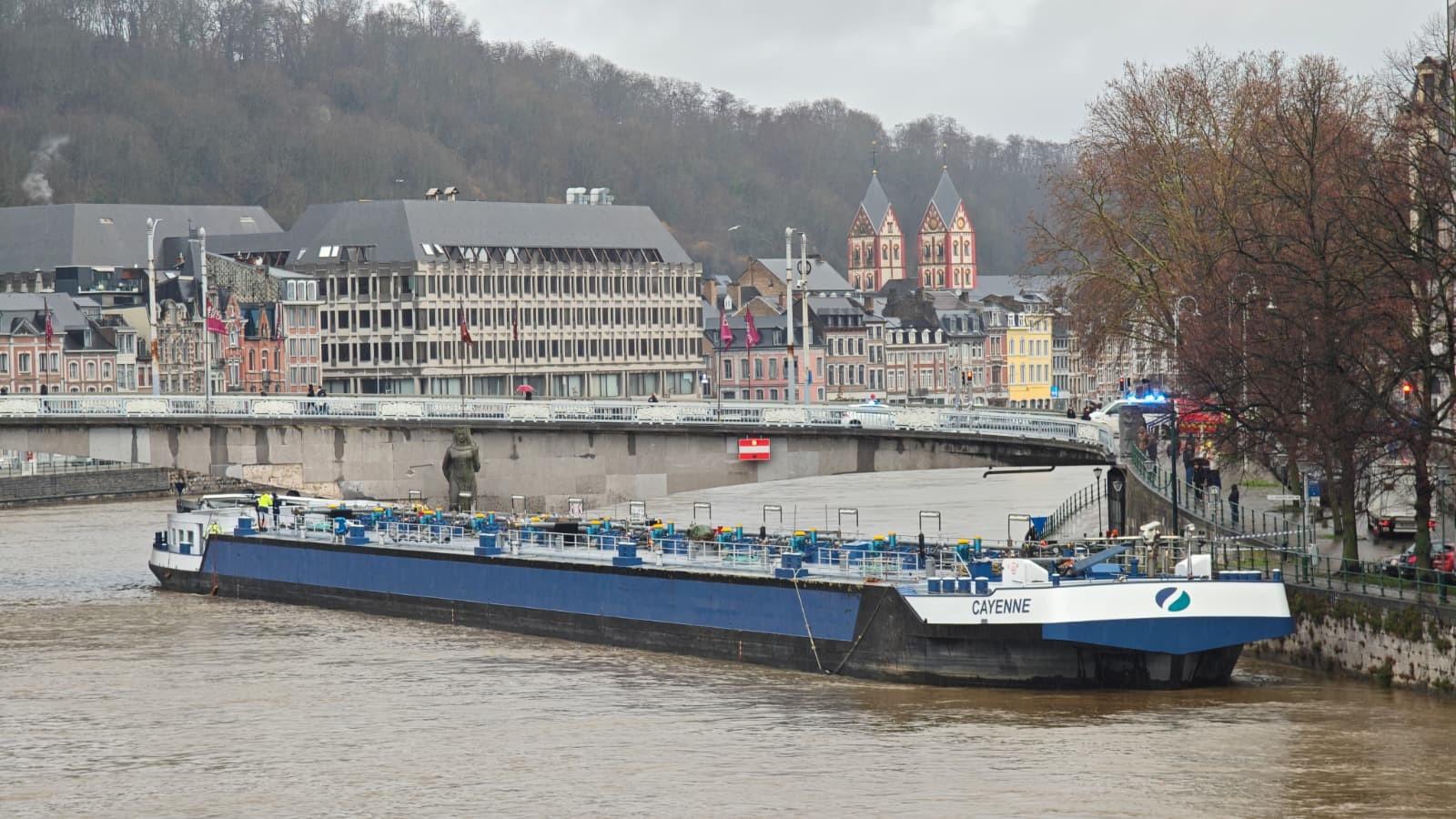 Une péniche heurte à nouveau le pont des Arches