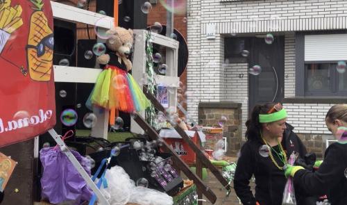 Des bulles remplacent les confettis au carnaval de Crisnée