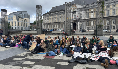"Opération paillassons" des enseignants liégeois : dénoncer une école piétinée