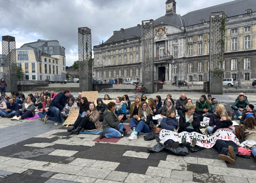 "Opération paillassons" des enseignants liégeois : dénoncer une école piétinée