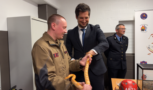 Adrien Dolimont en visite à l’Animal Rescue Team de Hesbaye