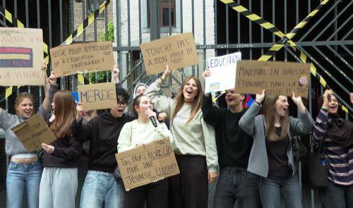 Des élèves rejoignent la grève du corps enseignant : "L'enseignement n'est pas à vendre"