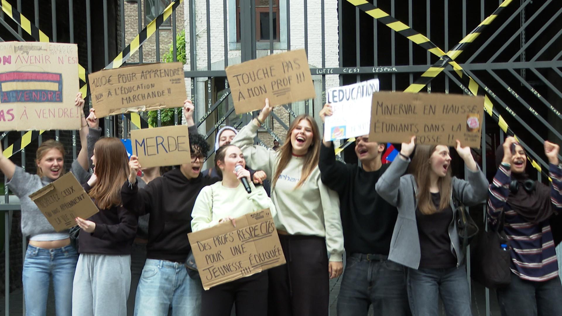 Des élèves rejoignent la grève du corps enseignant : "L'enseignement n'est pas à vendre"