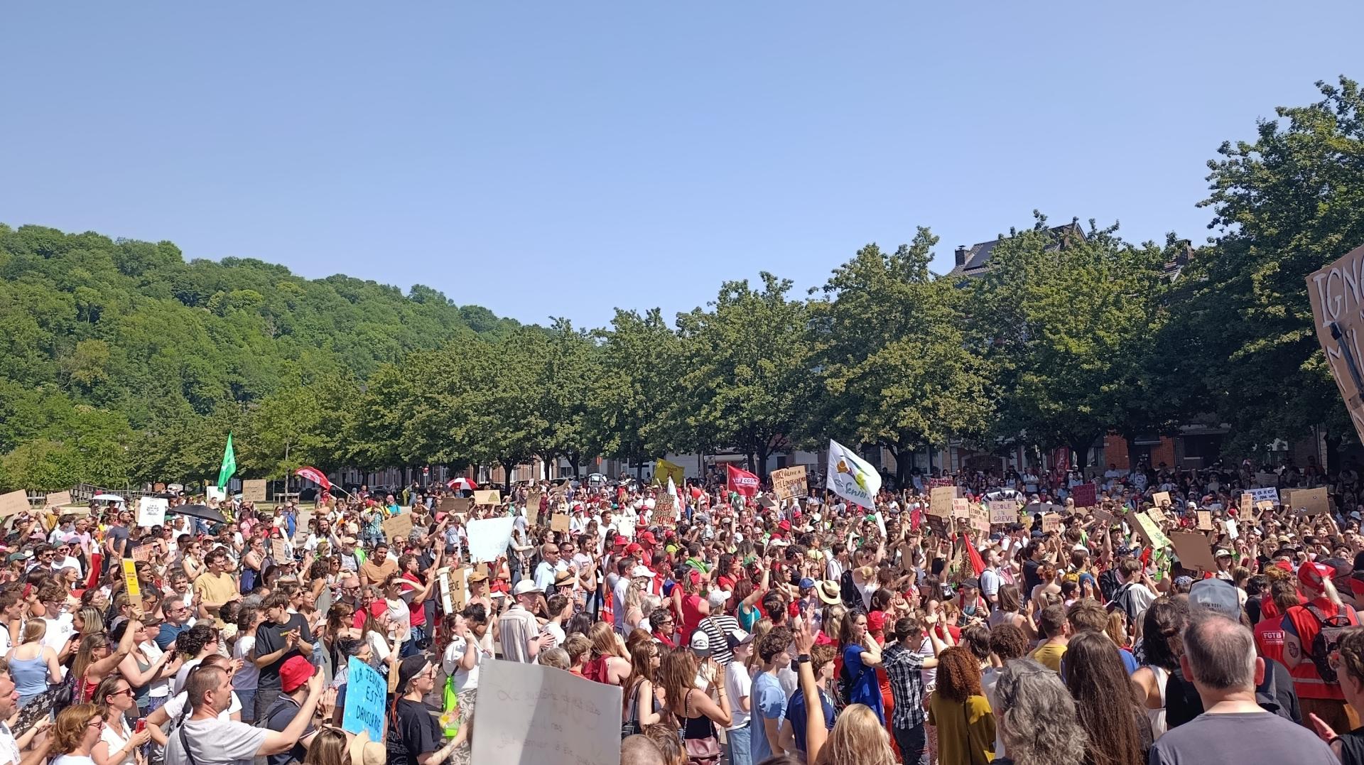 Enseignement: le mouvement de grève s'étend, 3 à 4000 personnes rassemblées ce matin à Liège