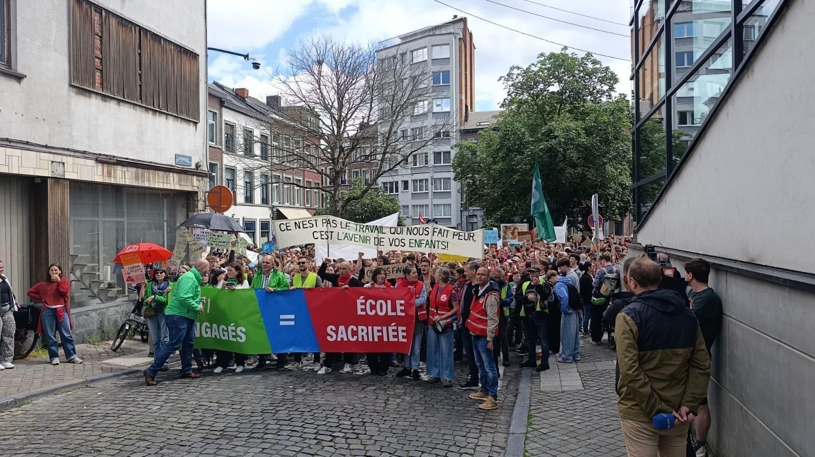 Liège : les enseignants en colère sont toujours dans la rue malgré le vote de cette nuit