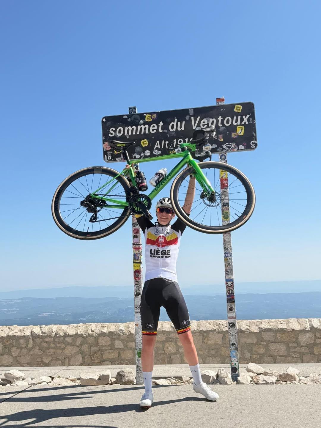 Elle a gravi le Mont Ventoux 15 fois en 5 jours ! Pari fou réussi pour Delphine Thirifays