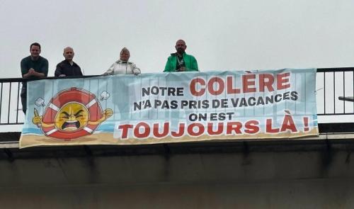 Des banderoles des enseignants, toujours en colère