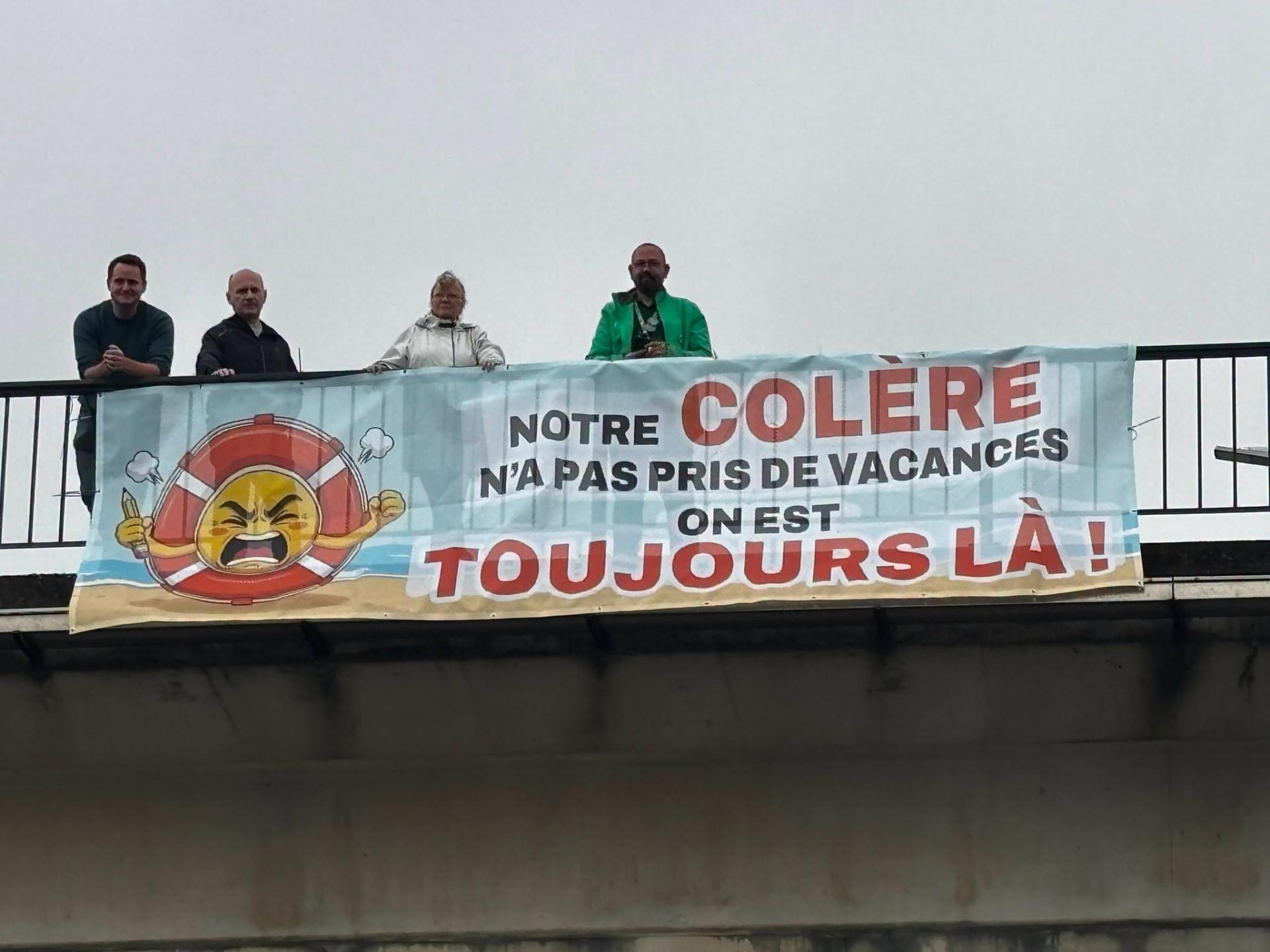 Des banderoles des enseignants, toujours en colère