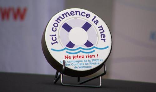 "Ici commence la mer. Ne jetez rien! "