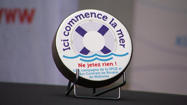 "Ici commence la mer. Ne jetez rien! "