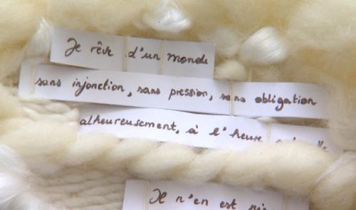 "Tisser son histoire" : écriture féministe et tissage poétique à la galerie Rature