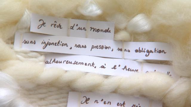 "Tisser son histoire" : écriture féministe et tissage poétique à la galerie Rature