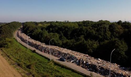 10 km de déchets entreposés sur une autoroute abandonnée