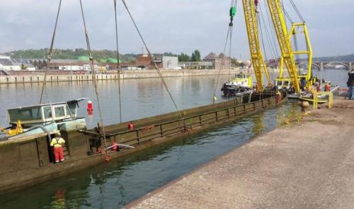 C'est fait, la péniche d'Ougrée est hors de l'eau ! (Vidéo)