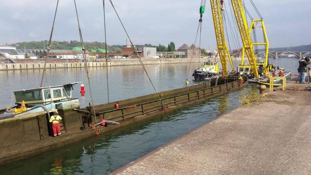 C'est fait, la péniche d'Ougrée est hors de l'eau ! (Vidéo)