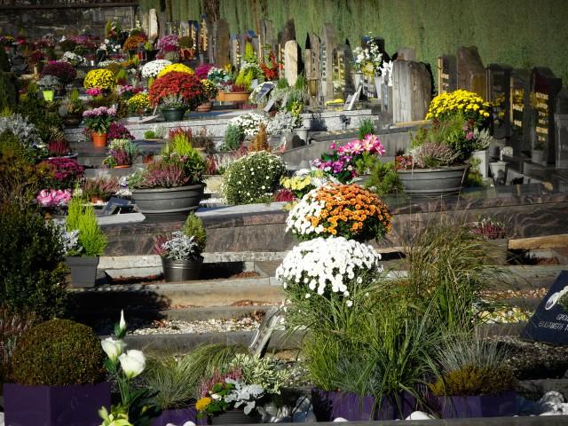 Qui a dit qu'on fleurissait moins les cimetières ?
