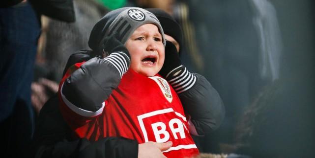 L'arrêt de Charleroi - Standard commenté violemment sur Twitter