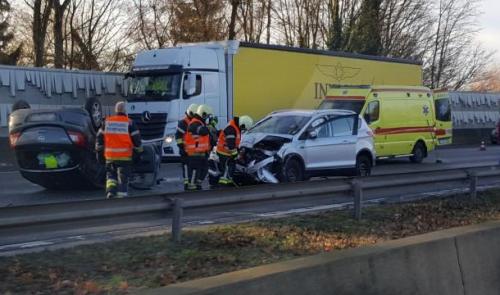 Une voiture sur le toit sur la E40 à Alleur