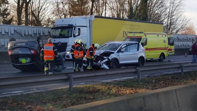 Une voiture sur le toit sur la E40 à Alleur