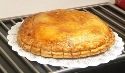 La galette des rois se prépare dans les pâtisseries 