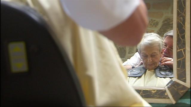 50 années de coiffure pour Roger, toujours passionné par son métier