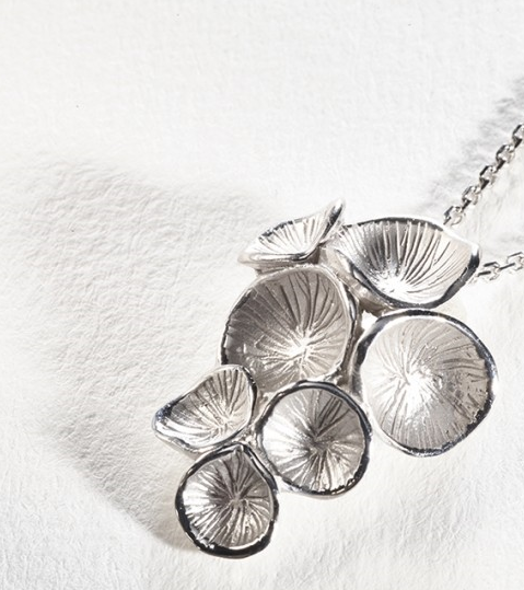 Une créatrice liégeoise découvre une contrefaçon de ses bijoux